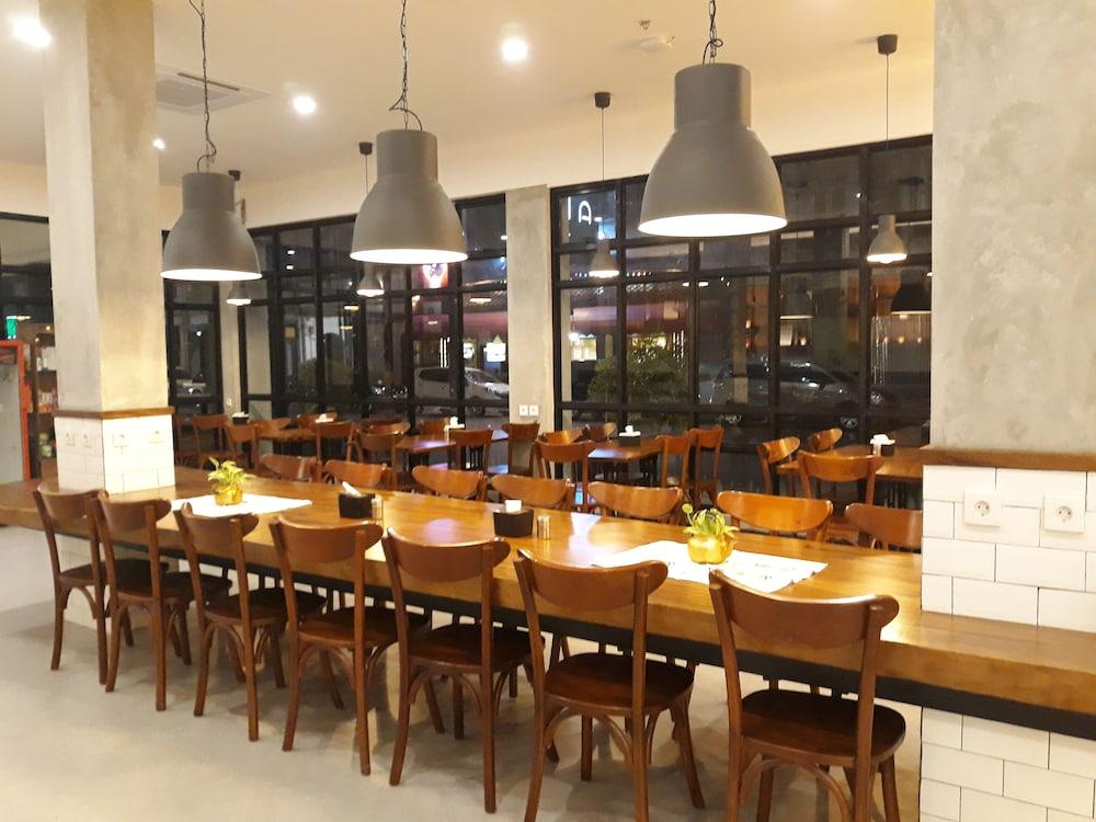 Kama Hotel Medan Luaran gambar